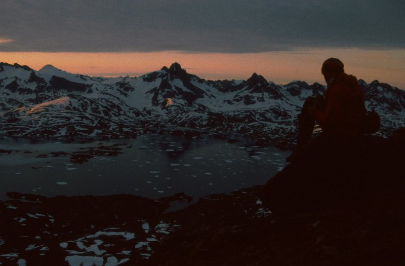 104_31.jpg - Kveldssteming på en bergknaus ovafor Ammassalik