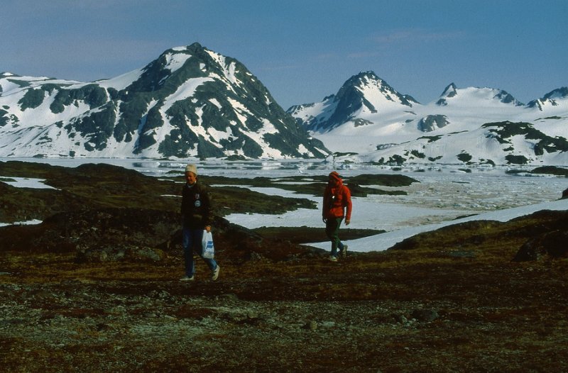 104_33.jpg - Bergulske fotturister på vei mot Kulusuk