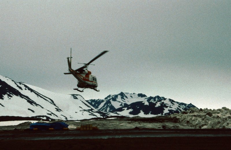 Runmag_006.jpg - Helikopter var transportmidlet fra flyplassen på Kulusuk-øya inn til Ammassalik