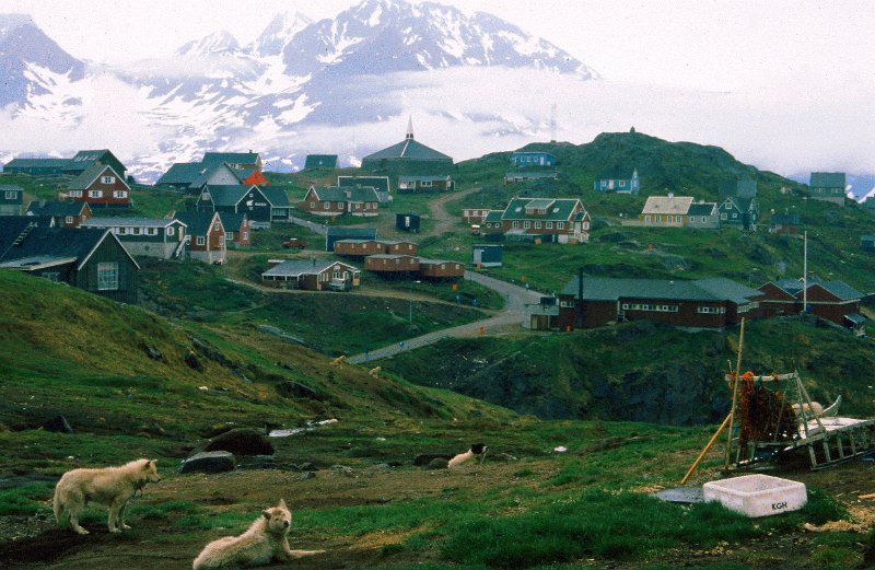 Runmag_014.jpg - Bebyggelsen i Ammassalik, - som på en måte er "hovedstad" på Øst-Grønland