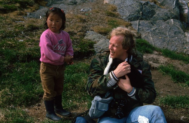 Runmag_063.jpg - Bergul Roger fikk "låne" en hvalp av ei lita jente vi traff