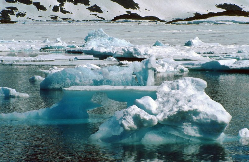 Runmag_067.jpg - Fargerike isformasjoner i fjorden ved Kulusuk