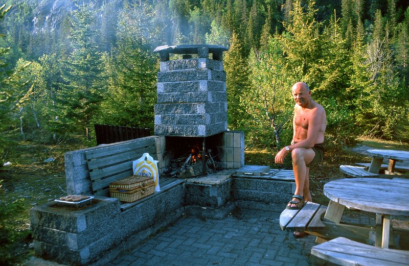 279_34.jpg - Første stopp ble lagt til utegrillen ved Innsvatnet i Verdal