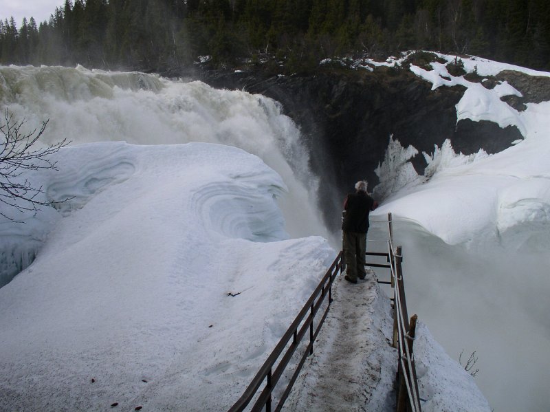 012_2005_012.JPG - Bergul Odd i posisjon for nærfotografering av Tännforsen