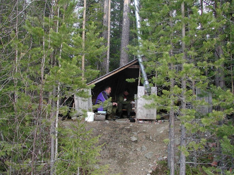 Epsn0135.jpg - Vi fant en gapahuk ute i villmarka, men do nær veien. Her slo vi oss til for natta