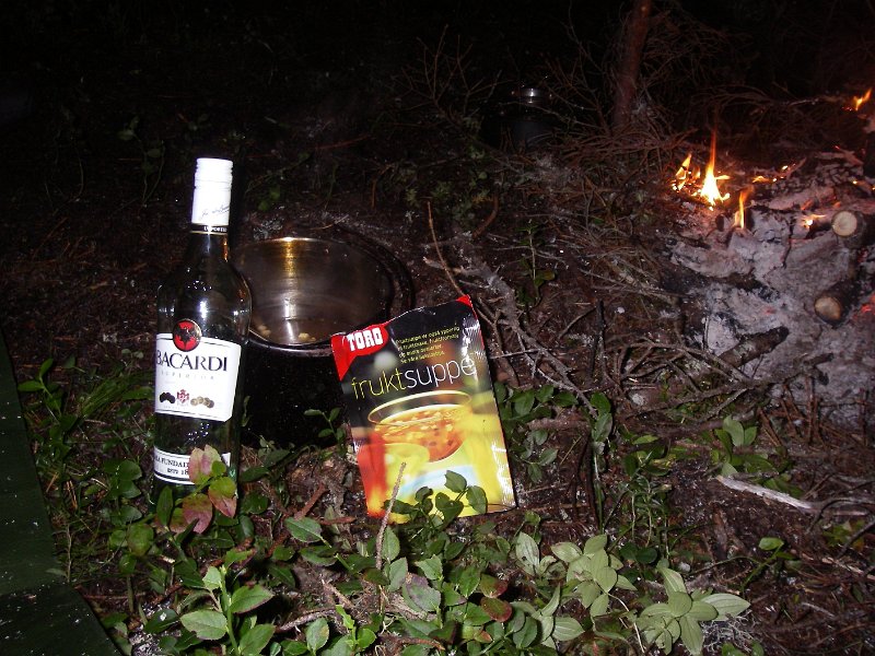 IMGP1863.JPG - Kveldens hovedrett var Toros Pose-Fruktsuppe med Bacardi-Rom. - En rett vi leste å bli glad i under turer på skauen i 1960-åra.