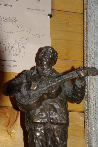 Imgp5795.jpg - En bronsestatuett med Alf Prøysen
